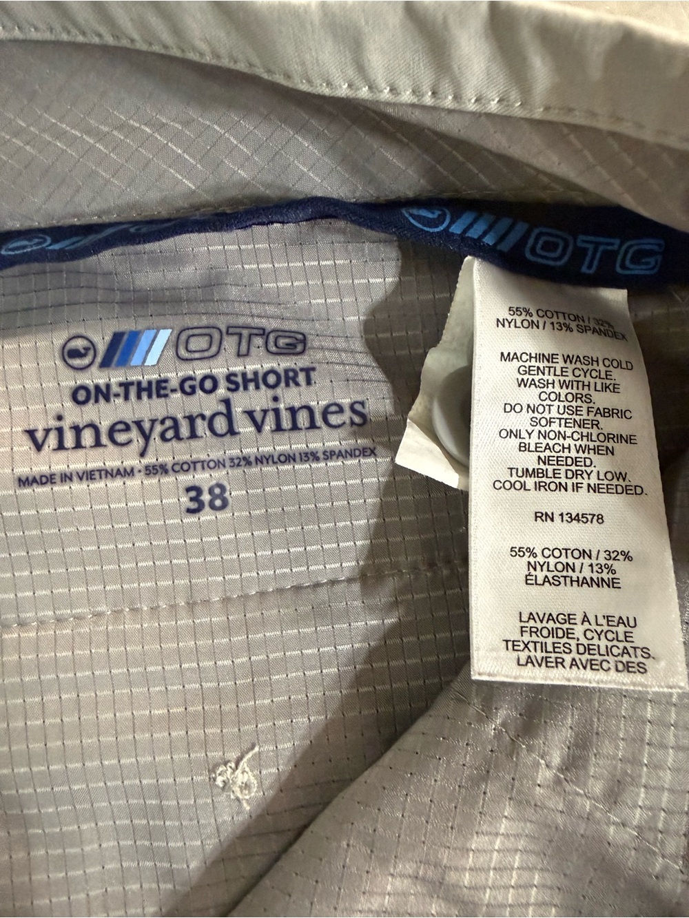 Vineyard Vines On The Go Men's Flat Front Chino Shorts in Light Gray - Picture 2 of 2
